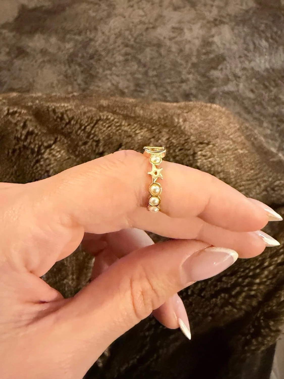 Guldfärgad ring med pärlor och stjärna - 3