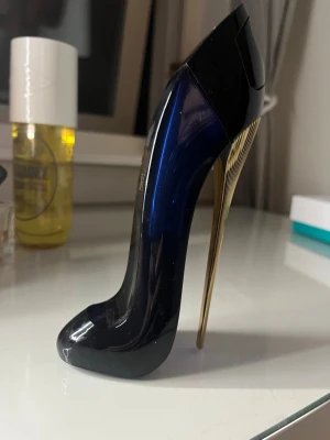 Good Girl parfym från Carolina Herrera - Säljer en Good Girl parfym från Carolina Herrera. Flaskan har en unik design som en högklackad sko i mörkblått glas med guldfärgad klack. Perfekt som statement på sminkbordet och doften är ikonisk och elegant. Ungefär lite mer än halva kvar