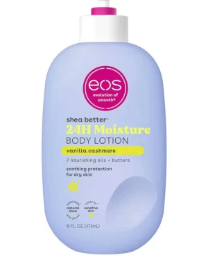 EOS 24H Moisture Body Lotion Vanilla - HELT OÖPPNAD! EOS shea better 24H Moisture Body Lotion Vanilla Cashmere är en kroppslotion med sheasmör, sju vårdande oljor och smör. Doft av vanilj, mysk och karamell. Ljuslila plastflaska med pump, 473 ml. Passar känslig hud och är vegansk.