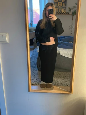 Långkjol - Superfin långkjol från ginatricot, använd kanske 2-3 gånger. Scrunchad detalj på båda sidorna