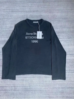 Svart longsleeve Acne Studios - Svart acne studio longsleeve, ny köpt i affär. Fel storlek för mig. Kvitto finns