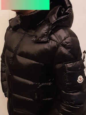 Moncler maya storlek 2 - Säljer en svart Moncler maya jacka i storlek 2 som motsvarar Medium. Helt ny aldrig använd. Har prislapp.
