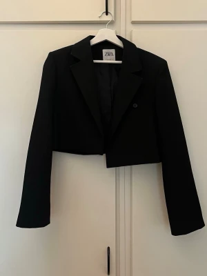 Kort kavaj  - Säljer denna ur snygga korta svarta kavaj i storlek L. Köpt på Zara. Väldigt bra skick💖