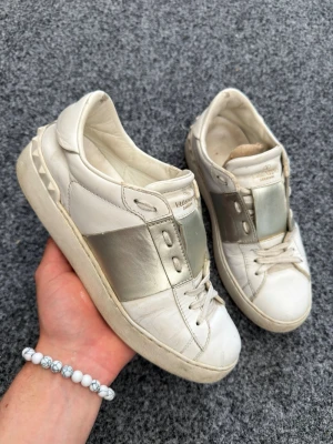 Valentino open silver 37 - Säljer dessa sjukt snygga valentino open skor | perfekta för sommaren | size 37 | Skick 7,5/10 | nypris 7200kr | Hör av dig vid intresse! 🤩