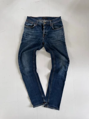 Grim Tim nudie jeans - Säljer ett par grim tims med otroligt snygga fades i storlek W31 L32.