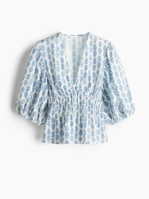 Vit blus med blått mönster och puffärm - Mycket eftertraktad från h&m, säljs inte längre❣️ strl M men ganska stor k storleken så passar xs/s