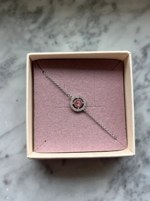 Silverarmband med rosa sten - Silverarmband med rosa sten från Lily And Rose. Bara använts någon enstaka gång därav är det i nyskick. Säljer även tillhörande halsband för 130kr.