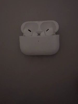 AirPods pro 2 - Säljer ett par AirPods pro 2, har några märken på skalet utanpå men annars funkar de felfritt. fick de i födelsedagspresenten av kompis så har varken kvitto eller orginallåda, dem har även applecare i 1 år till. Funkar felfritt med några skav på ytter skalet