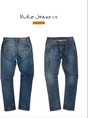 Blå jeans från Nudie Jeans  - Snygga blå jeans från Nudie Jeans Co med klassisk femficksmodell och raka ben. Jeansen har slitningar och kontrastsömmar, samt Nudie-logga på bakfickan. Tillverkade i denim av bomull för en bekväm och tidlös look. Hör av dig vid minsta fundering 