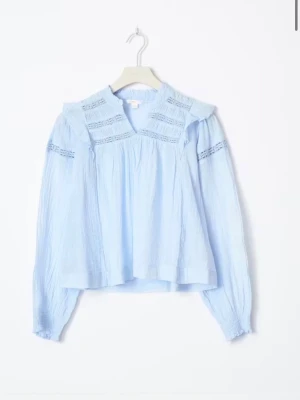 Blå blus - Säljer en neo noir liknande blus från Gina trickot i storlek 134/140💕perfekt nu till sommarn och säljer åt min lillasyster 