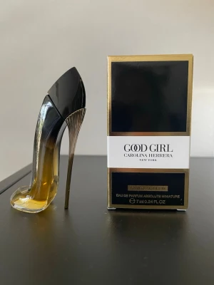 Carolina Herrera Good girl Jasmine absolute - Carolina Herrera Good girl Jasmine absolute i en behändig 7ml flaska. Deras senaste släpp inom Good girl-serien.  NY! Endast öppnad för att fota.   Good Girl Jasmine Absolute är en amber-gourmand-doft, rik och fyllig med ett hjärta av jasmin. Doftens toppnoter av frisk mandarin och saftiga svarta vinbär glider över i ett hjärta av jasmin och bittermandel. Basnoterna av karamelliserad toffee och rostad tonkaböna skapar en omslutande värme och en oemotståndlig, sensuell signatur.
