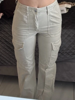 Cargo - Ljusbeige cargobyxor med raka ben, från Zara. 