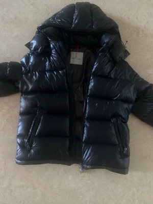 Svart dunjacka från Moncler - Säljer min Moncler Maya i fint skick. Jackan är varm, bekväm och passar perfekt till höst och vinter. Hör av dig vid frågor eller intresse