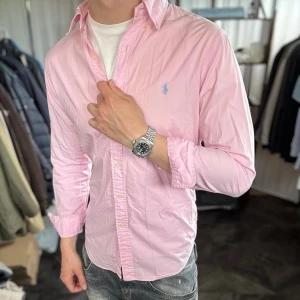 Ralph lauren skjorta - Mycket fint skick, inga defekter. Nypris ca 1500kr. Passar dig som är 170-180cm ungefär. Modellen är 185 cm, 75 kg. Alltid billigare pris vid köp av flera varor‼️🙌Svarar alltid på frågor eller funderingar! 