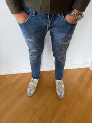 Dondup George jeans - Säljer ett par feta Dondup George jeans i storlek W32. Modellen är ca 187cm. Nypris: 3400, vårt pris: 849kr! Skriv vid funderingar!