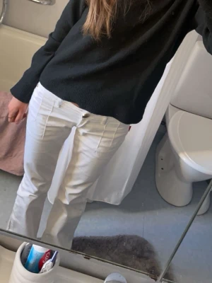 Vita lowwaist jeans  - Bra skick med snygga guld detaljer, stl 26. Jag är 170cm för referens 