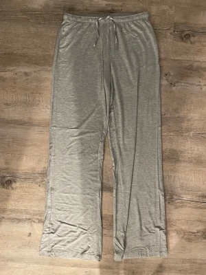 Pyjamas set  - Skön lös passform, tyget känns otroligt mjukt mot huden, från twilfit och aldrig använt, pris kan diskuteras! 