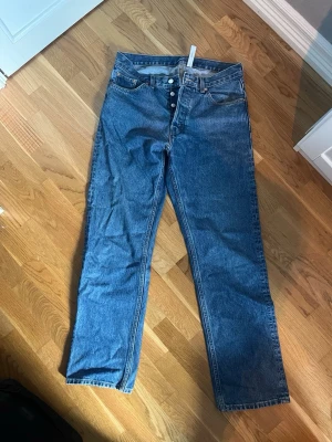 Weekday jeans 30/32 - Blå jeans i modell Space från Weekday i storlek 30/32, relaxed fit. Bra skick.