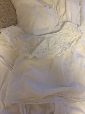 Vit offshoulder topp med volang - Vit off shoulder blus som är perfekt nu till sommaren❣️(köpt den på Plick) 