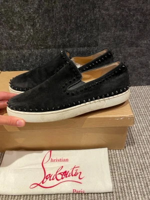 Christian Louboutin lofers  - Hej, säljer nu dessa svin snygga Christian Louboutin skor. Skorna är i grymt skick!  Begränsat antal boxar och dustbag. Hör av dig vid frågor. 41,5 passar 42!
