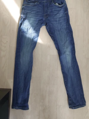 Blå slim fit jeans - (W30, L30)Säljer ett parmörk blå jeans med rak passform och den klassiska slim Glenn jack and jones jeans. Ny priss är 900kr och säljes för 199kr. Skriv vid minsta funderingar Mvh Jason