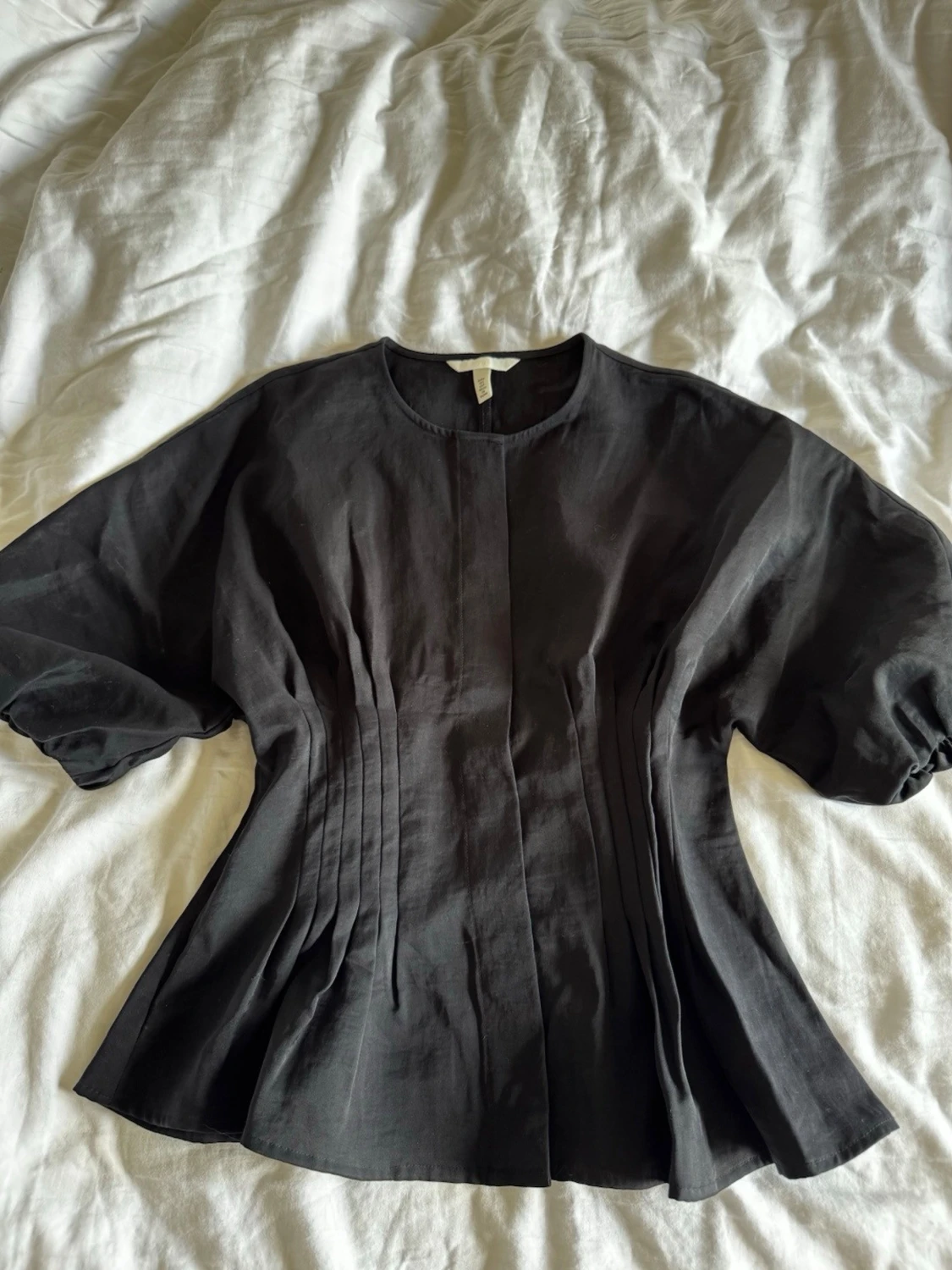 Svart blus med puffärm från HM - 1