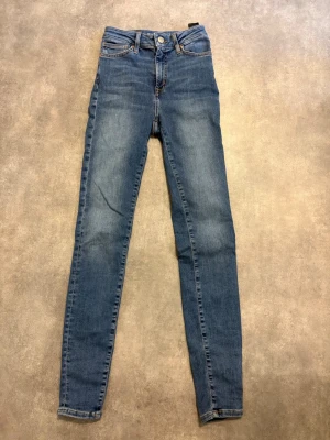 Nya jeans från BikBok - Nya jeans från BikBok. Modell JP Peachy. Högmidjade. Fickor fram och bak. Dragkedja och knapp för att stänga igen i midjan.