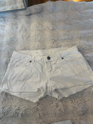Vita jeans shorts med spets detaljer  - Säljer ett par vita super snygga jeansshorts! Skulle säga att de sitter som en S i storlek🥰I modellen är de ganska korta och lågmidjade!