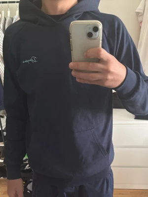 Mörkblå hoodie från Djurgården  -  Mörkblå hoodie från Djurgårdens egna produkt 