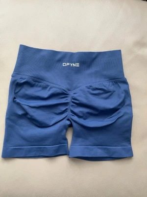 DFYNE impact shorts - Säljer ett par blue gray impact shorts från DFYNE perfekt för gym outfits 😊| skick 10/10 har använts fåtal gånger! | påsen finns kvar och följer med på köp! | pris går att diskutera vid snabbaffär / bundle köp! 🤗
