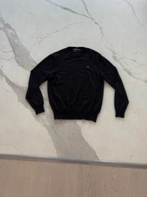 Ralph lauren merinoull tröja - Säljer en as fet Ralph lauren tröja i Merinoull | skick: tröjan har två små hål på vänster framsida men det syns inte vid användning, annars så är det i mycket bra skick | material: merinoull | färg: marinblå | storlek M | köpt för ungefär 1500kr på vinted | pris kan diskuteras vid en snabb affär! ✅