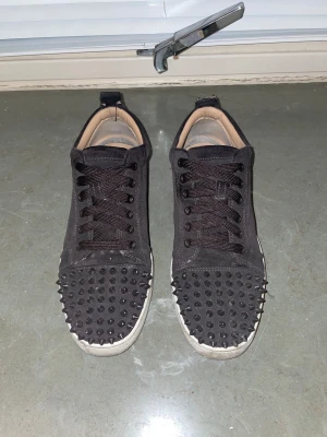 Christian Louboutin svarta sneakers - Svarta sneakers i mocka från Christian Louboutin i nytt skick. Box o dustbag medföljer vid köp. Skriv via funderingar. 
