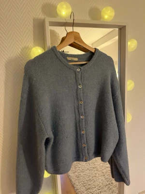 Blå stickad kofta från Gina Tricot - Mysig blå stickad kofta från Gina Tricot med rund halsringning och knappar framtill. Jättefin men säljer då jag inte använder den så mycket!!❤️