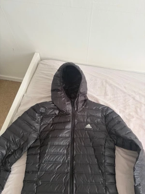 Adidas tränings/regn jacka - Adidas jacka, aldrig använt, passar till sport/regn pris kan diskuteras 