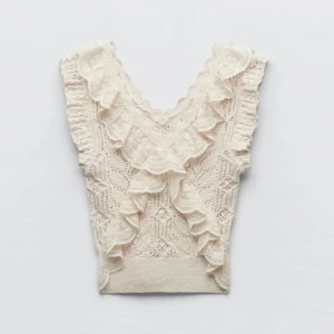Beige spetslinne med volanger - Superfin topp mer volanger från Zara. Perfekt för sommardagar eller en festlig kväll. Jättefint skick och Inte alls använd många gånger. Pris kan diskuteras!💕💕