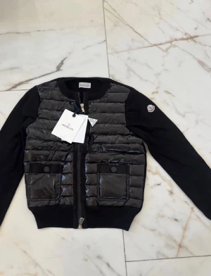 Moncler cardigan tjej svart - Moncler cardigan tjej dam, helt ny, Storlek S. Skriv om du undrar något eller vill ha fler bilder.