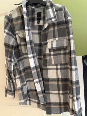 Gråvit rutig overshirt - Overshirt i mjukt tyg.