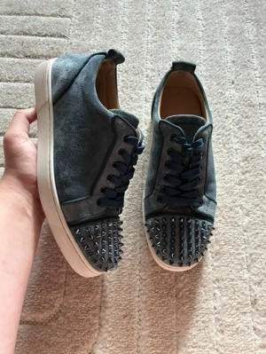 Christian Louboutin Washed Blue - Helt nya storlek 41, låda dustbag kvitto nitar ingår, Andvända 1 gång