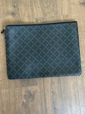 Malene Birger - Jätte fin Malene Birger datorfodral💞Lite fläckar inuti men färgar inte av sig och syns inte så mycket💞