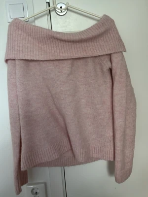 Stickad off-shoulder tröja - Köpt på gina tricot young❤️ Perfekt till hösten och vintern❤️ säljer då den inte används 