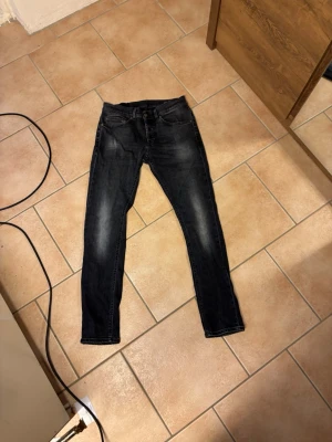 Dondup jeans  - • Säljer dessa sjukt snygga Dondup George• Skick 9,5/10• Storlek 32• Pris 599kr• Skriv pm för fler bilder osv• 