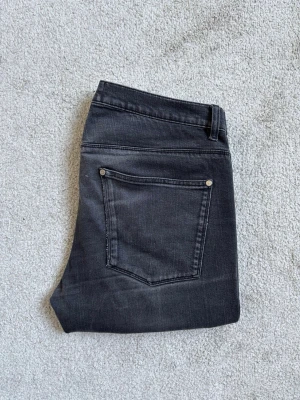 Acne Studios jeans | W33 - Säljer dessa väldigt snygga jeansen från Acne Studios. Modeller heter ”Max Used Cash” och har en slim passform. Väldigt fina i skicket bortsett från heelbiten om man nu inte tycker att det är en snygg detalj. Storlek 33/32 passar mig som är 180cm och väger runt 72kg