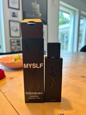 Yves Saint Laurent MYSLF Le Parfum 40 ml - Riktigt dyr parfym som är svår att hitta från Yves Saint Laurent. Den är 40ml och jag la även tillbaka den i plasten och satte på lite ful täjp. Du får även med en hel Versace låda som en extra gåva helt gratis. Skriv vid prisfrågor! 