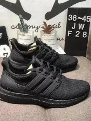 Svarta Adidas Ultraboost sneakers - Snygga helsvarta Adidas Ultraboost sneakers med stickad ovandel och klassiska tre ränder på sidan. Skorna har en chunky sula för extra komfort och sportig look. Perfekta för dig som gillar streetwear och vill ha något stilrent till vardags.