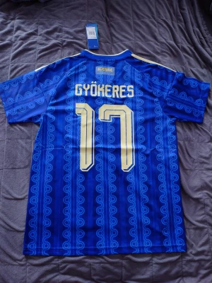 Sverige borta tröja VM 2026 #17 Viktor Gyökeres - Hej! Jag säljer nu denna helt nya Sverige tröjan med Gyökeres på ryggen. Om du har några frågor så skriv privat till mig!