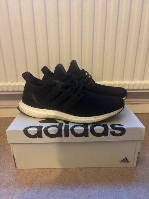 Adidas Ultraboost - ❗️Pris kan diskuteras ❗️Adidas ultraboost 1.0 i storlek 42 2/3. Använda som man ser på bilden men har försökts omhändertas bra. Texten inuti är lite slitet men det inget man märker när man har på sig skorna. Digital kvitto/orderbekräftelse finns. Tveka inte att höra av dig vid intresse!