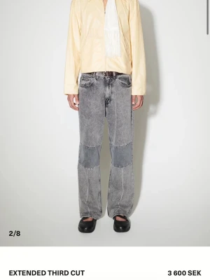 Our Legacy third cut  - Säljer ett par gråa patchwork jeans från Our Legacy, modell Extended Third Cut och är helt nya. Jeansen har raka ben, kontrasterande grå paneler på knäna och klassisk femficksdesign. Tillverkade i kraftig denim med cool tvättad look.
