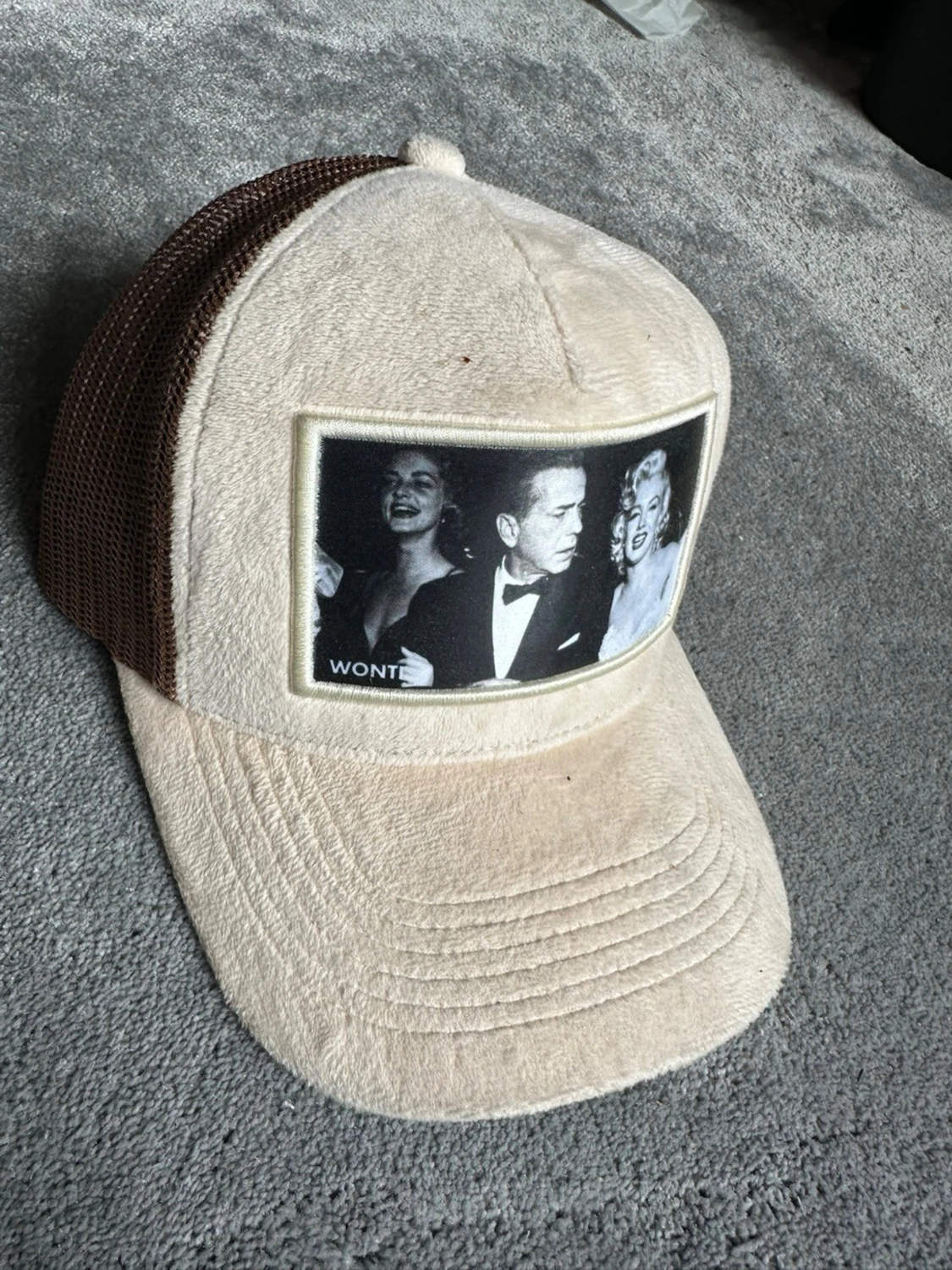 Beige och brun truckerkeps med tryck - 2