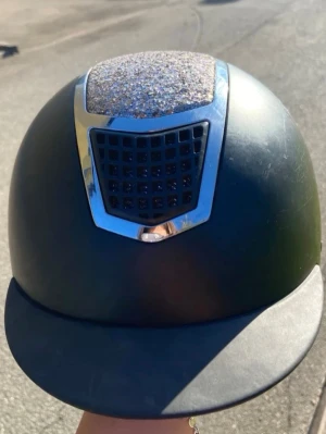 Svart CRW ridhjälm med glitter - Säljer min gamla ridhjälm då jag köpt en ny och denna inte används längre. Den är lite repig men är förövrigt i ett gott skick.  Storlek M 56-58. Skickas eller hämtas i Skara/Lidköping enl. överenskommelse.  Skriv för mer bilder!