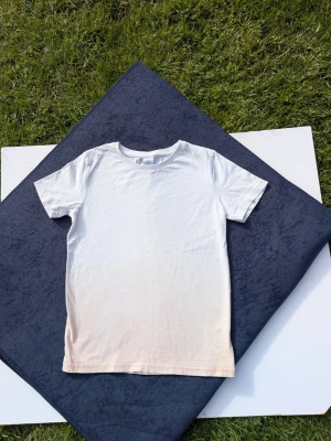 Tvåfärgad Tshirt Strl 128, Lindex - Några väldigt små fläckar som syns i vissa ljus, försökt fånga de på bild.